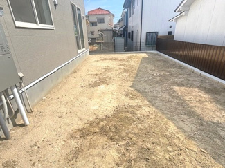 【庭】 | 東広島市黒瀬切田が丘3丁目　1棟 | 建物横から奥にかけて十分なスペースがあり、ガーデニングや物置の設置など多目的に活用できます。隣地との距離も適切に保たれており、室内の採光を妨げないゆとりのある敷地配置です。