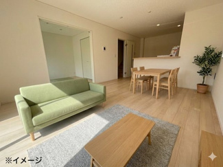 【居間・リビング】 | 東広島市黒瀬切田が丘3丁目　1棟 | 15帖のLDKは、隣接する洋風和室の扉を開放することで、より広々とした一体空間として利用可能です。明るい色調のフローリングが空間をより広く、温かみのある雰囲気に演出しています。