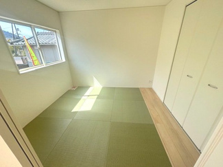 【和室】 | 東広島市黒瀬切田が丘3丁目　1棟 | モダンな縁なし畳を使用した5.2帖の洋風和室。リビングとフラットに繋がっており、お子様のプレイスペースや家事の合間の休憩など、多目的に活用できます。クローゼット付きで収納面も安心です。