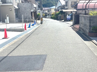 【前面道路含む現地写真】 | 安芸区上瀬野2丁目（JR瀬野駅）最終1棟 | 前面道路は北西側公道約5m。周辺は落ち着いた住宅街で、車の出し入れもスムーズに行えます。