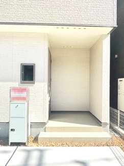 【玄関】 | 安芸区上瀬野2丁目（JR瀬野駅）最終1棟 | 屋根付きで雨の日の出入りも安心なポーチ構造。不在時の荷物受け取りに便利な宅配ボックス一体型の機能門柱を設置しています。