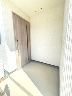 【玄関】 | 安芸区上瀬野2丁目（JR瀬野駅）最終1棟 | ナチュラルな木目調ドアが温かみを感じさせる玄関スペース。ポーチ部分は深さがあり、雨天時の出入りもスムーズです。