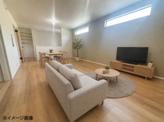 【居間・リビング】 | 安芸区上瀬野2丁目（JR瀬野駅）最終1棟 | 温かみのある木目調のフローリングが美しい広々としたLDK。高所に設けた横長窓により、プライバシーを守りながら自然光を取り込めます。
