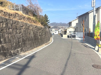 【前面道路含む現地写真】 | 安芸区中野6丁目（中野東駅）【外構込み価格♪】NO2　 | 前面道路はゆとりある幅員が確保されており、見通しも良くお車の出し入れがスムーズに行えます。落ち着いた雰囲気の住宅街に位置しており、静かで暮らしやすい住環境が整っています。