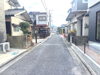 【前面道路含む現地写真】 | 廿日市市阿品2丁目（阿品駅）新築未入居 | 前面道路は舗装されており、落ち着いた住宅街に位置しています。JR阿品駅まで徒歩4分と通勤・通学に便利なロケーションです。