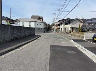 【前面道路含む現地写真】 | 南区向洋新町3丁目【全2区画】No2　 | 前面道路は幅員が確保されており、視認性が良く、お車の出し入れもスムーズに行える環境です。落ち着いた住宅街に位置しており、周囲には高い建物が少なく、開放感のある立地となっています。