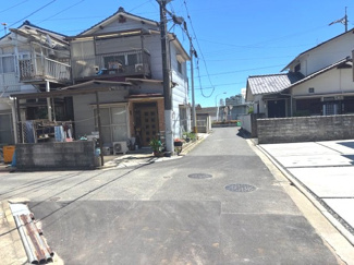 【前面道路含む現地写真】 | 佐伯区美の里1丁目（楽々園電停）1号棟 | 物件前面の道路状況です。周辺は落ち着いた住宅街となっており、静かな環境で新生活をスタートできます。道路幅員などの詳細は資料をご確認ください。