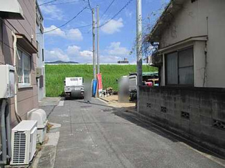 【前面道路含む現地写真】 | 西区福島町2丁目（福島町電停）No１ | 敷地前面の道路状況および周辺のロケーション。南側道路に接しており、開放感のある周辺環境です。交通量や周辺建物の立ち並びなど、現地での実際の生活イメージを確認できます。