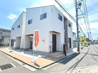 【外観】 | 佐伯区八幡東2丁目（全5区画）D棟 | 北東側の前面道路は幅員約4m。落ち着いた住宅街に位置しており、静かな住環境をお求めの方に適しています。現地の雰囲気や周辺環境と合わせて、ぜひご確認ください。