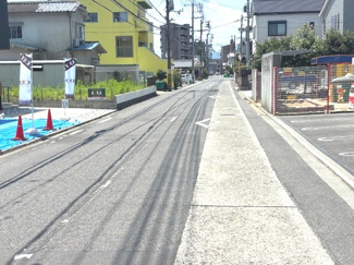 【前面道路含む現地写真】 | 佐伯区八幡東2丁目（全5区画）D棟 | 南西側前面道路は幅員約7.2mとゆとりがあり、お車の出し入れもスムーズに行えます。歩道も整備されており、お子様の通学や日々のお買い物も安心。開放感のある立地です。