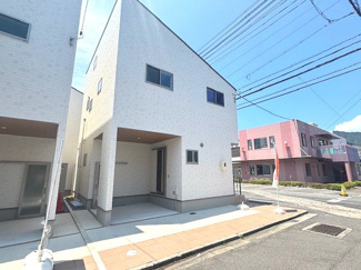 【外観】 | 佐伯区八幡東2丁目（全5区画）D棟 | 白を基調としたシンプルでモダンな外観デザイン。角地を活かした設計で、2面採光による明るい室内空間を実現しています。令和7年1月完成予定の新築一戸建てです（No.D）。