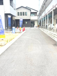 【前面道路含む現地写真】 | 佐伯区皆賀4丁目【五日市駅】No5 | 前面道路から奥まった位置に佇むため、通行人の視線が届きにくくプライバシーを保ちやすい立地です。幅員約4.2mの東側私道に接しており、落ち着いた住環境が保たれています。