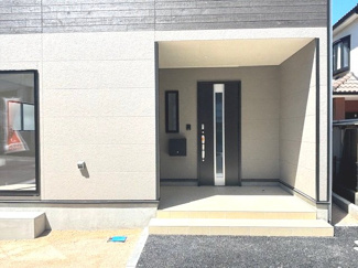 【玄関】 | 安芸郡熊野町城之堀1丁目　全10区画　NO10 | 深い軒を設けた玄関アプローチ。雨の日の出入りや荷物の積み下ろしにも重宝します。ブラックの玄関ドアがアクセントとなり、外観デザインを引き締めています。