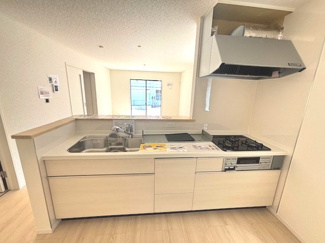 【キッチン】 | 安芸郡熊野町城之堀1丁目　全10区画　NO10 | お料理中も家族との会話が弾むカウンターキッチン。空間に馴染む淡い木目調のデザインを採用しました。リビングの様子を確認しながら家事ができるため、小さなお子様がいるご家庭でも安心感があります。