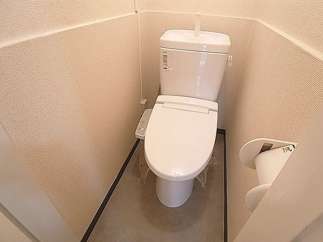 サンビルダー湊川のトイレ|温水洗浄便座付きのトイレ