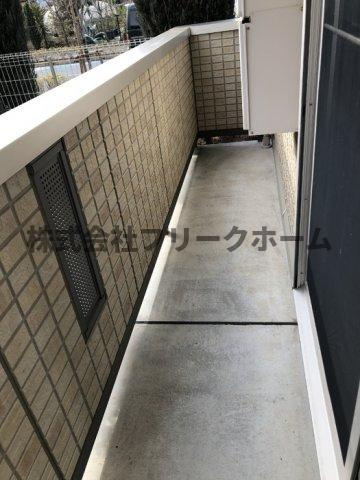 武蔵野市境南町２丁目のアパートのバルコニー