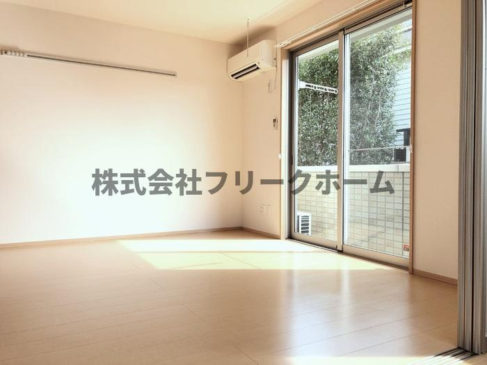 武蔵野市境南町２丁目のアパートの居間・リビング