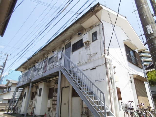 ユァーズ３の外観|閑静な住宅街に立地した2階建てアパート♪