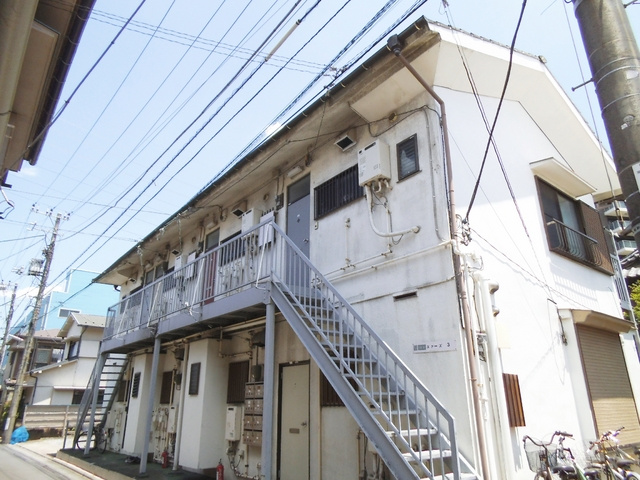 ユァーズ３のエントランス|閑静な住宅街に立地した2階建てアパート♪