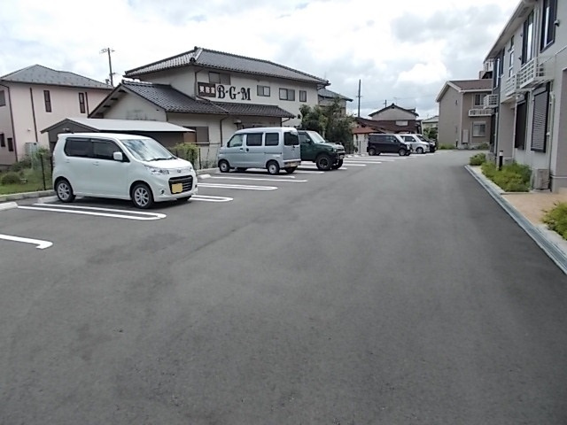 サンリット梶原Ⅲの駐車場|敷地内に駐車場も完備★