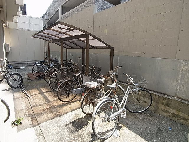 バルミー兵庫Ⅱのその他共用部分|屋根付きの駐輪スペース