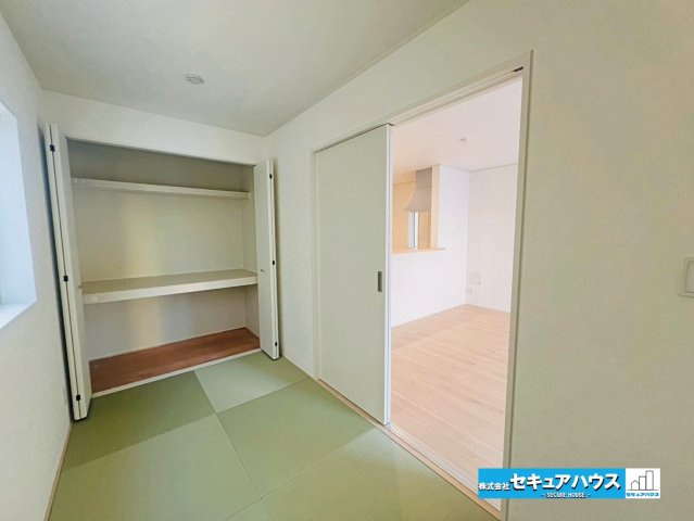 【本日ご案内可能】刈谷市泉田町北中浜　全2棟の和室|【和室　2号棟】
◆リビングに続く和室は寝転がるスペースやお子様の遊び場として活躍します。扉を開ければ開放感が増し、来客時は居室として利用することもできます。
◆収納付な点も嬉しいポイントです。　　　