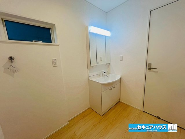 【本日ご案内可能】刈谷市泉田町北中浜　全2棟の独立洗面台|【洗面台　1号棟】
◆鏡の裏にはたっぷりと収納スペースを標準装備！
◆電源を付属しているのでドライヤーなど利用できます。
◆シャワー付きの洗面台のため清掃も楽に行うことが出来ます。　　　　　　　　　　