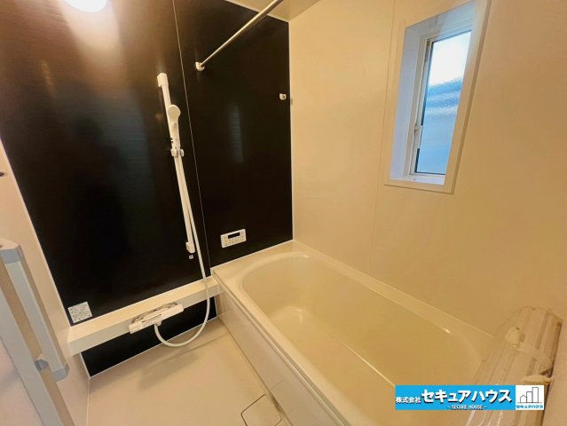 【本日ご案内可能】刈谷市泉田町北中浜　全2棟の浴室|【浴室　1号棟】
◆アクセントパネルで落ち着きのある雰囲気を演出し毎日の疲れを癒やすバスタイムを過ごせます。
◆窓付きでカビの繁殖を抑える効果があります。
◆オプションでお好きなサイズの鏡を設置可能。
