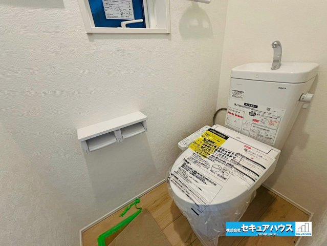 【本日ご案内可能】刈谷市泉田町　全2棟の内観：施工例|【高機能トイレ】
◆高機能トイレの多くは便器のフタの開閉が自動であり、使用後に手動で水を流す面倒もなく非常に便利です。スタイリッシュな見た目で、お掃除しやすく、節水効果が高いです。　　　　　　　　　　