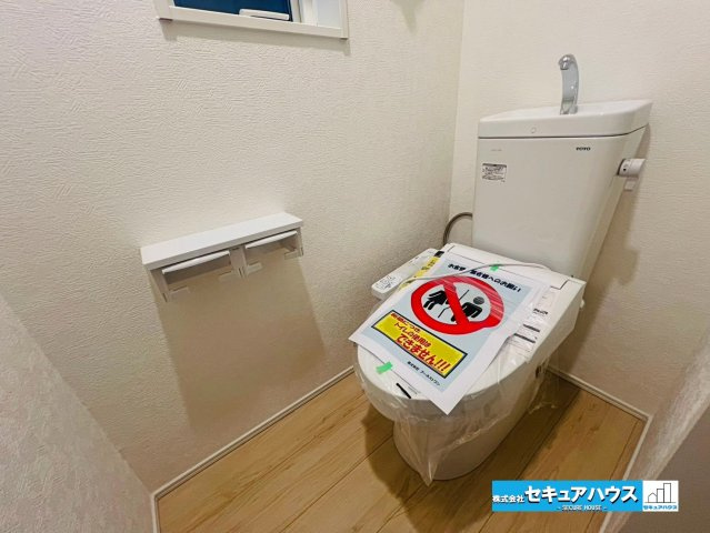 【本日ご案内可能】刈谷市泉田町北中浜　全2棟のトイレ|【高機能トイレ　1号棟】
◆高機能トイレの多くは便器のフタの開閉が自動であり、使用後に手動で水を流す面倒もなく非常に便利です。スタイリッシュな見た目で、お掃除しやすく、節水効果が高いです。　　　　　　