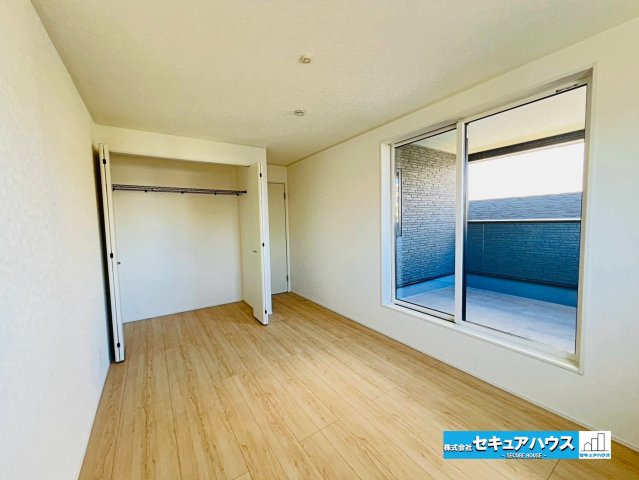 【本日ご案内可能】刈谷市泉田町北中浜　全2棟の洋室|【洋室　1号棟】
◆広々とした居住空間は日々の暮らしを彩り、心のやすらぎと満足感を与えてくれます。通風と採光を考慮した設計は子供たちはのびのび育ち、家族でくつろぎと団らんを生み出します。　　　　　　　