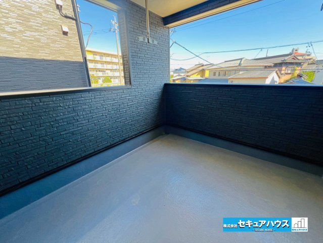 【本日ご案内可能】刈谷市泉田町北中浜　全2棟のバルコニー|【バルコニー　1号棟】
◆見晴らしもよく、太陽の温かな温もりをめいっぱい受け止めてくれます。
太陽の光と爽やかな風を受けたお洗濯物はあっという間に乾き、取りこむ時には太陽の匂いを感じられそうですね。　