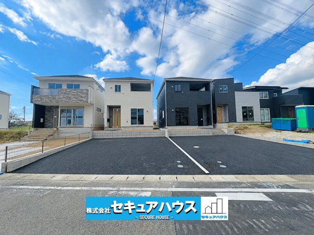 【本日ご案内可能】刈谷市泉田町北中浜　全2棟の外観|【現地外観写真　全2棟】
◆駐車並列2台可能！オプション工事でカーポート設置などいかがでしょうか。
その他にも、フェンスなどの「オプション工事」もご提案いたします♪　　　　　　　　　　        