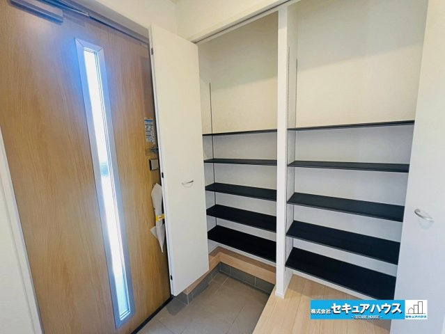 【本日ご案内可能】刈谷市泉田町北中浜　全2棟の玄関|【玄関　2号棟】
◆光が差し込み明るいです。気分も晴れやかになりますね。
◆玄関には、収納力のあるシューズクロークがございます。玄関まわりがすっきり片付きます。
◆ダブルロックキーで防犯面も安心です♪