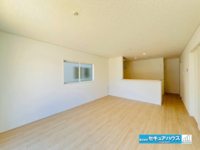 【本日ご案内可能】刈谷市泉田町北中浜　全2棟の居間・リビング|【LDK　1号棟】
◆家族揃ってリビングで過ごすお休みの日が、楽しみになる場所となることでしょう。
◆対面式のオープンキッチンは、家事をしながら家族の様子が一目でわかる安心＆便利設備♪　　　　　　　　
