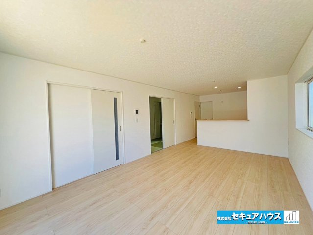 【本日ご案内可能】刈谷市泉田町北中浜　全2棟の居間・リビング|【LDK　2号棟】
◆日当たりが良く温かい広々リビングは家族の団らんスペースになります。
◆クローゼット付きの収納ははティッシュボックスや掃除道具などの日用品を隠す収納ができるためとても便利です。　　
