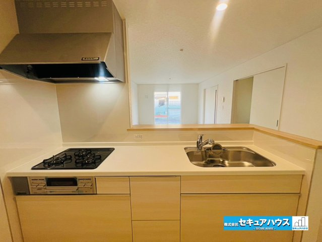 【本日ご案内可能】刈谷市泉田町北中浜　全2棟のキッチン|【キッチン　２号棟】
◆「焼く・蒸す・煮る」の工程を同時進行で進めることができるので、料理を素早く作ることができます。
◆食洗機をオプションでつけることも可能なシステムキッチンです。　　　　　　　　　