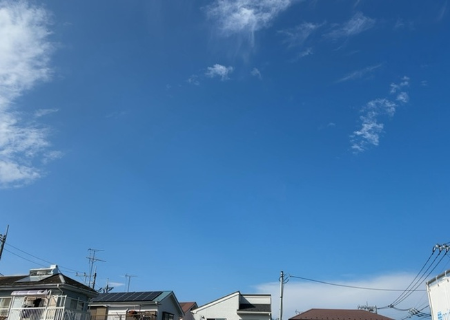 【バルコニー】 | バルコニーは、室外の専用スペースのうち、「屋根がなく開放された空間」であるものを指します。ベランダより広いタイプのものが多く、日当たりもよいため家庭菜園などを楽しみたい人にとって適した環境となります。