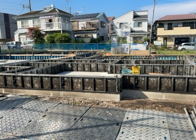 【冷暖房・空調設備】 | 基礎パッキング工法とは、床下の換気確保のため基礎と土台の間に緩衝材を挟み込む工法です。土台の下に数十センチの間隔で設置されるため、全体的な隙間が生まれます。床下換気口に比べて高い通気性が確保されます。
