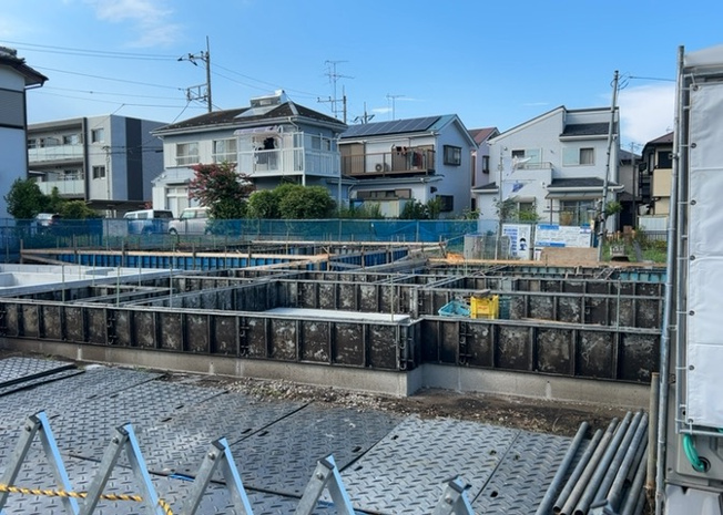 【外観】 | 現地に行くなら、物件の周囲の地形がどうなっているかを見ることも大切です。周辺より低くなっている土地では、大雨などで水が集まりやすいため、地盤が弱くなっているということも考えられるため、注意が必要です。