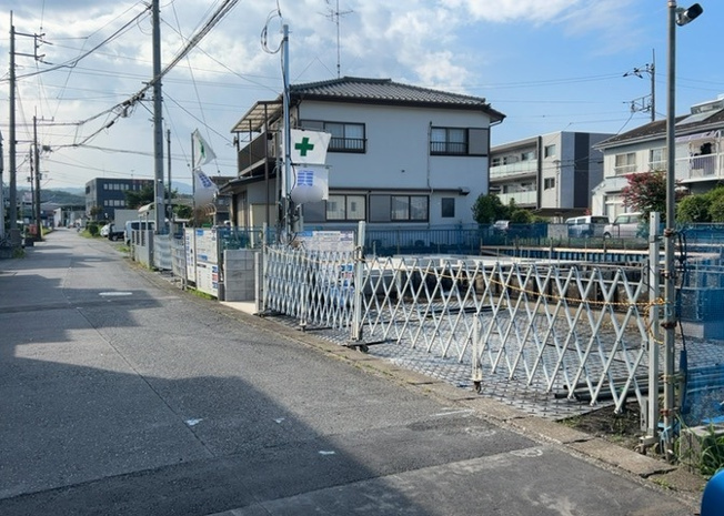 【前面道路含む現地写真】 | 道幅が広い場所は日当たりや風通が良好です。幅が広いのですれ違いも可能ですし大きな車でも駐車可能！一方で、大型車が通ることも多くなるため交通量の増加により騒音に繋がります。また土地の値段が高くなります。