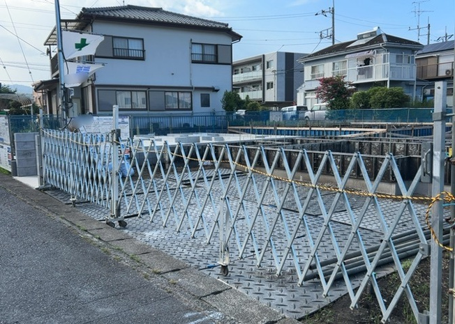 【駐車場】 | 車一台あたりに必要なスペースは、標準サイズの普通自動車で横幅2m50cm、長さ5mは必要になります。ただし、乗降のことも考慮して横幅3m30cm、長さ5m50cmほどは確保できるところを選びましょう。