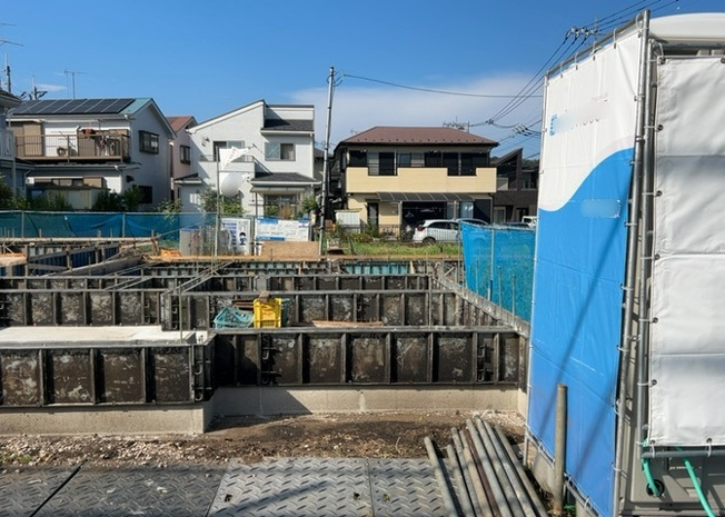 【玄関】 | 玄関ポーチにおいて最も重視すべきと言っても良いのが広さです。適切な広さの玄関ポーチでないと外見的なバランスは崩れてしまいますし、何より使いにくくなってしまいますので、現地で実際に下見をしてみましょう！