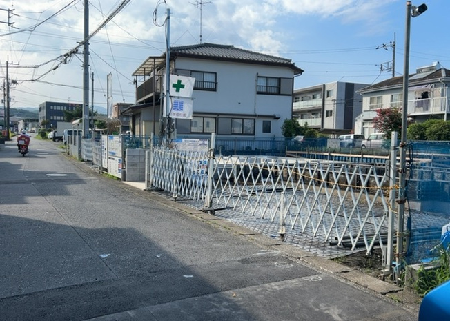 【前面道路含む現地写真】 | 住宅用の土地では前面道路に2m以上接していなければならないと法律で定められています。しかし、お持ちの車のサイズやライフスタイルなどにより、2mでは利便が悪い場合もございますので、事前に確認しましょう。