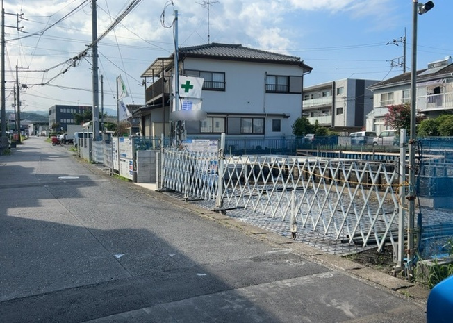 【前面道路含む現地写真】 | お持ちの車種によっては前面道路が広い方が便利でしょう。しかし、前面道路が広ければその分交通量が多くなるため、騒音などが気になる場合があります。実際に現地を見学し、周辺交通量や騒音などを確認しましょう！