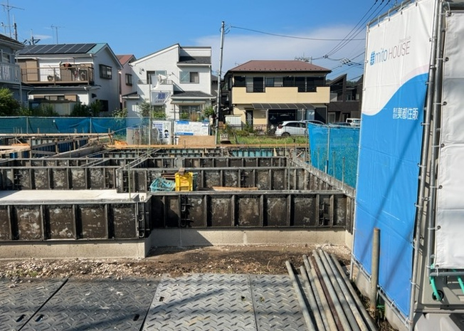 【玄関】 | 玄関は家の顔でもあり、家族以外の目にも止まる場所です。玄関は外との間を仕切る扉、靴などをしまっておく収納スペース、靴脱ぎのたたきスペース、来客とのやり取りをするドアホンなど複数のアイテムからなります。