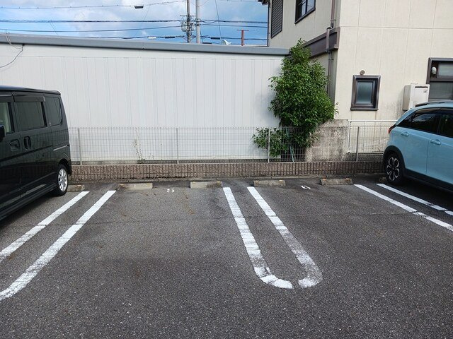 ブリリアント　テラスの駐車場