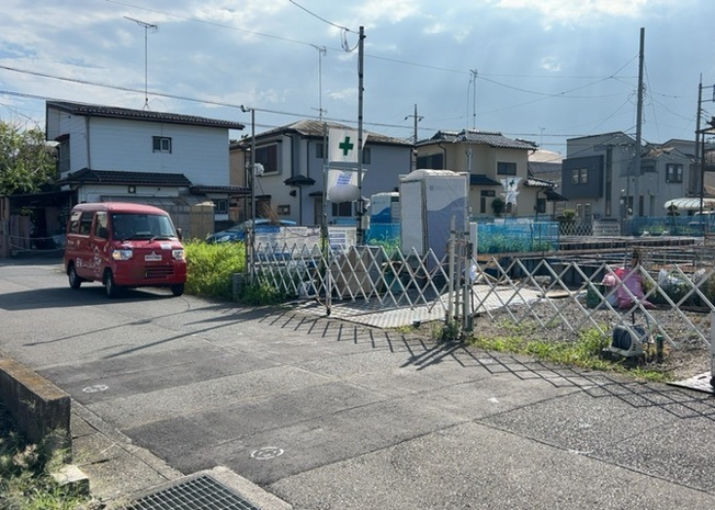 【前面道路含む現地写真】 | 住宅用の土地では前面道路に2m以上接していなければならないと法律で定められています。しかし、お持ちの車のサイズやライフスタイルなどにより、2mでは利便が悪い場合もございますので、事前に確認しましょう。