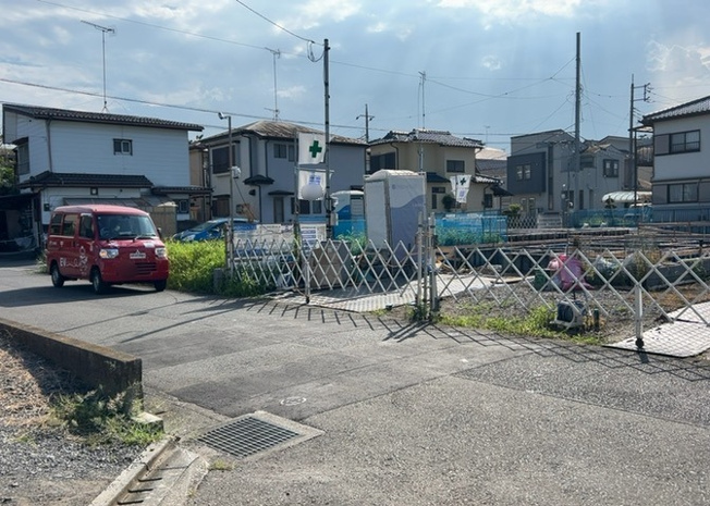 【前面道路含む現地写真】 | お持ちの車種によっては前面道路が広い方が便利でしょう。しかし、前面道路が広ければその分交通量が多くなるため、騒音などが気になる場合があります。実際に現地を見学し、周辺交通量や騒音などを確認しましょう！
