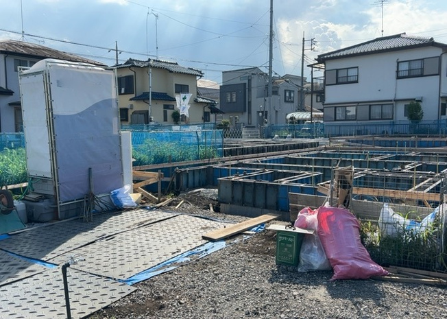 【玄関】 | 玄関は家の顔でもあり、家族以外の目にも止まる場所です。玄関は外との間を仕切る扉、靴などをしまっておく収納スペース、靴脱ぎのたたきスペース、来客とのやり取りをするドアホンなど複数のアイテムからなります。